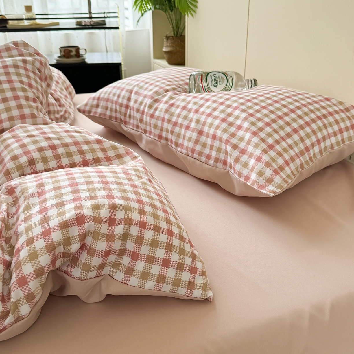 91家纺网 家纺一手货源 找家纺 十一家居 2025年秋冬新款A类亲肤云朵水洗棉无印风四件套-叙境系列 粉咖小格+粉玉