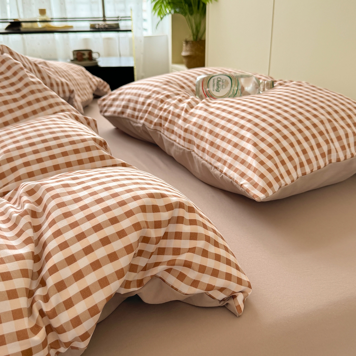 91家纺网 家纺一手货源 找家纺 十一家居 2025年秋冬新款A类亲肤云朵水洗棉无印风四件套-叙境系列 豆沙小格+粉玉