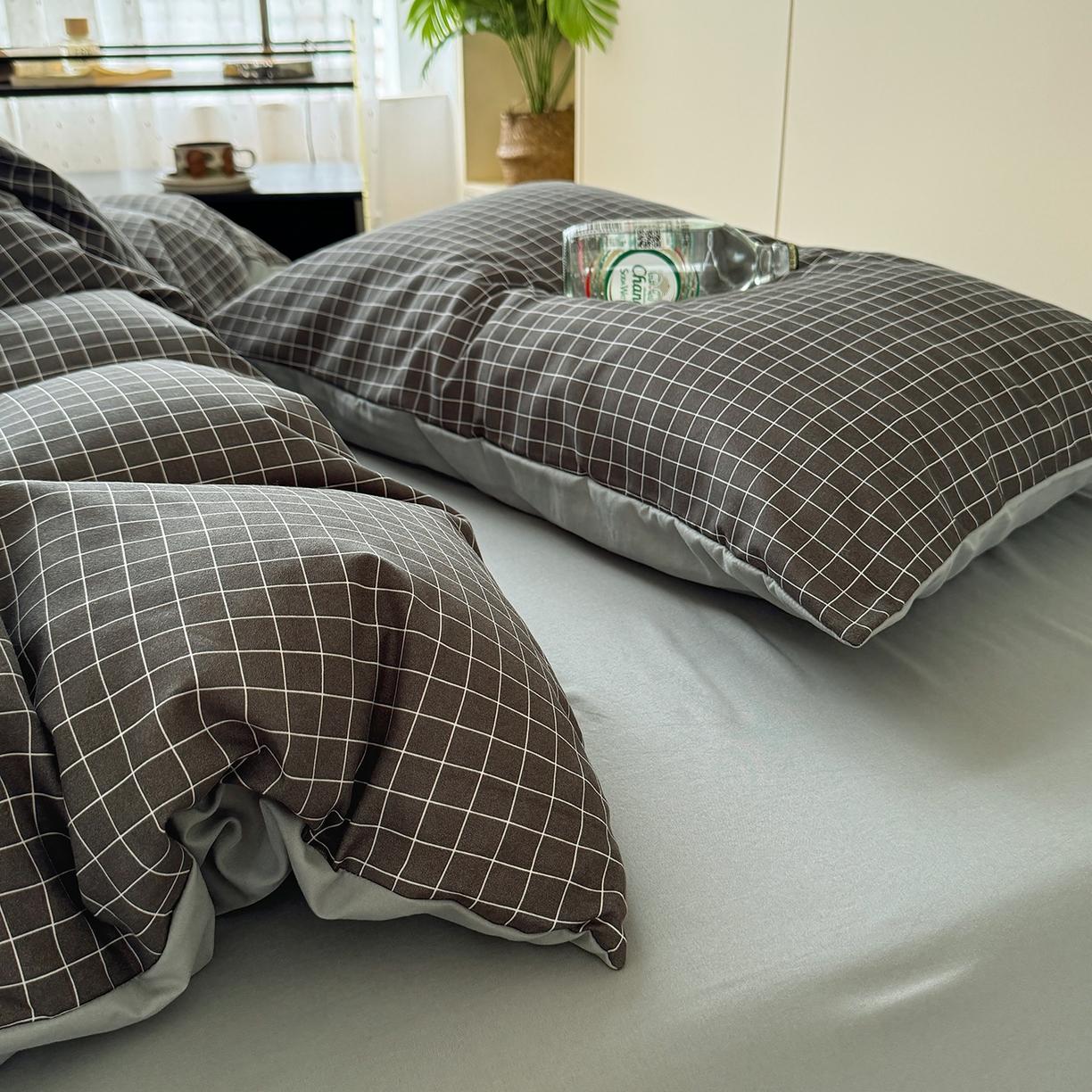 91家纺网 家纺一手货源 找家纺 十一家居 2025年秋冬新款A类亲肤云朵水洗棉无印风四件套-叙境系列 黑小格+铅灰