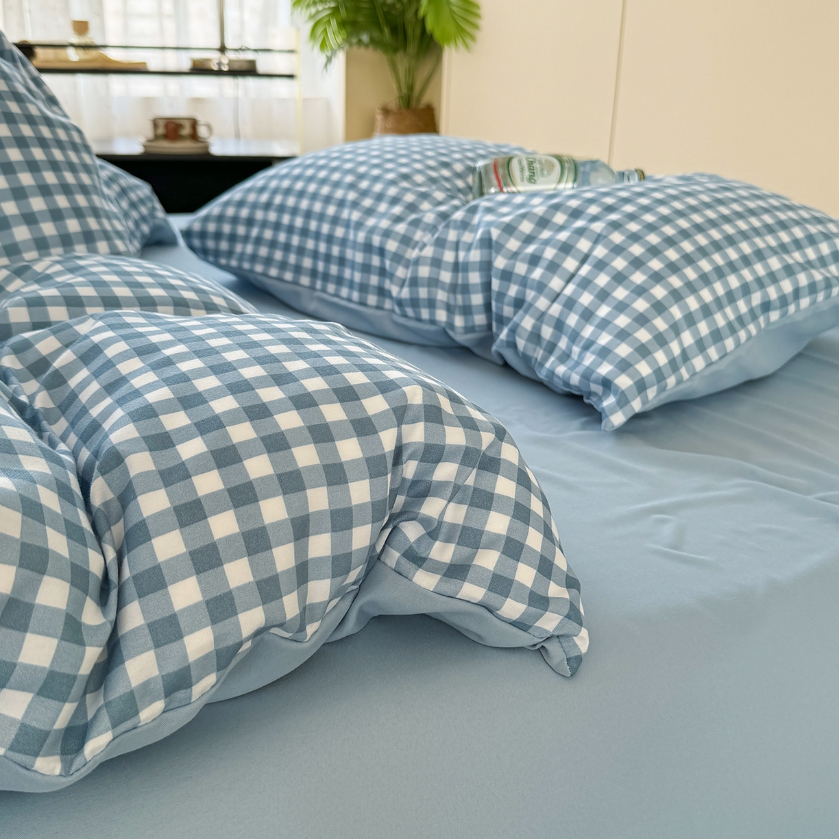 91家纺网 家纺一手货源 找家纺 十一家居 2025年秋冬新款A类亲肤云朵水洗棉无印风四件套-叙境系列 蓝小格+海青蓝