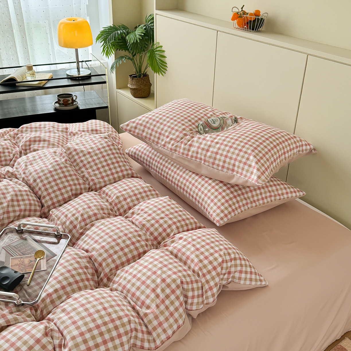 91家纺网 家纺一手货源 找家纺 十一家居 2025年秋冬新款A类亲肤云朵水洗棉无印风四件套-叙境系列 粉咖小格+粉玉