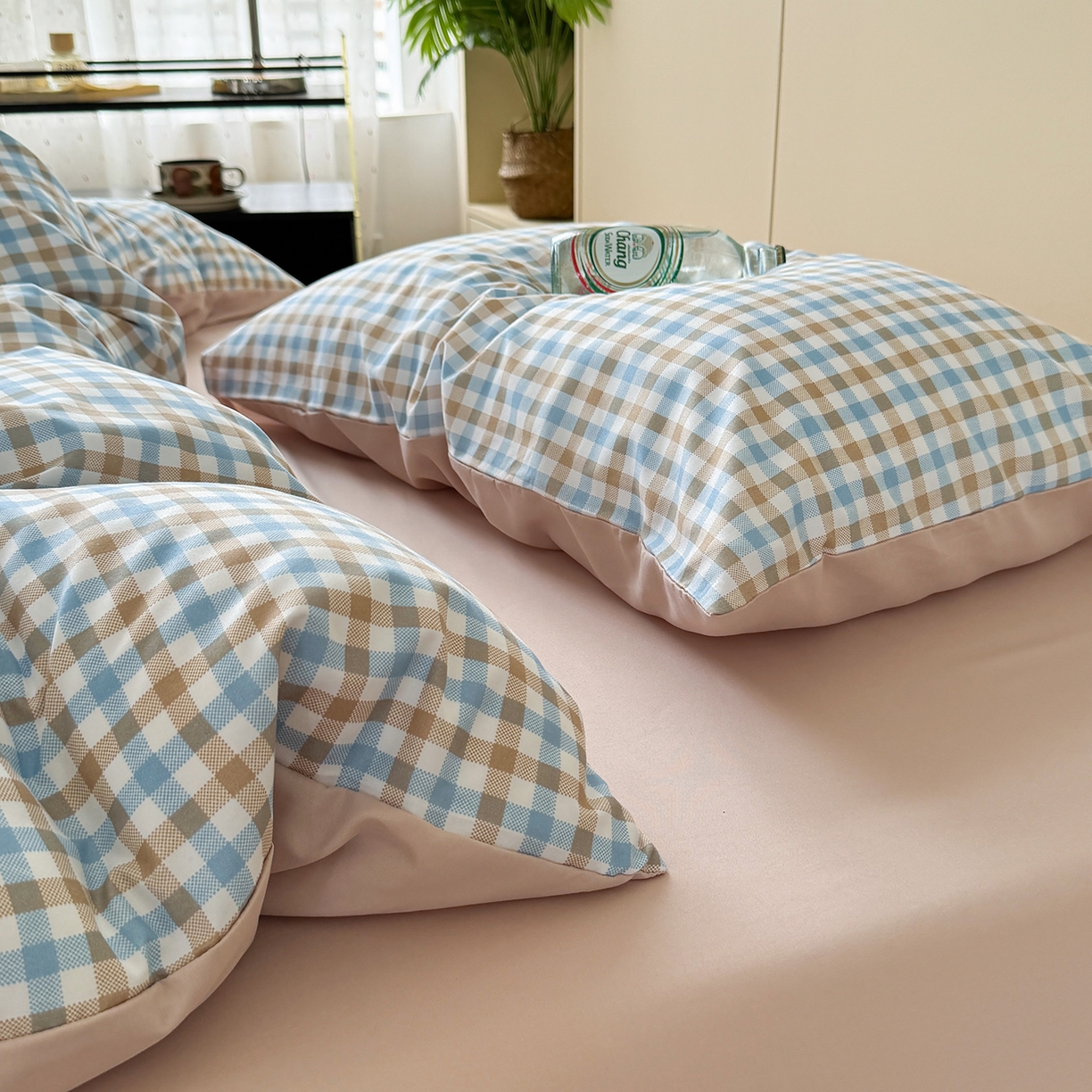 91家纺网 家纺一手货源 找家纺 十一家居 2025年秋冬新款A类亲肤云朵水洗棉无印风四件套-叙境系列 蓝咖小格+咖色