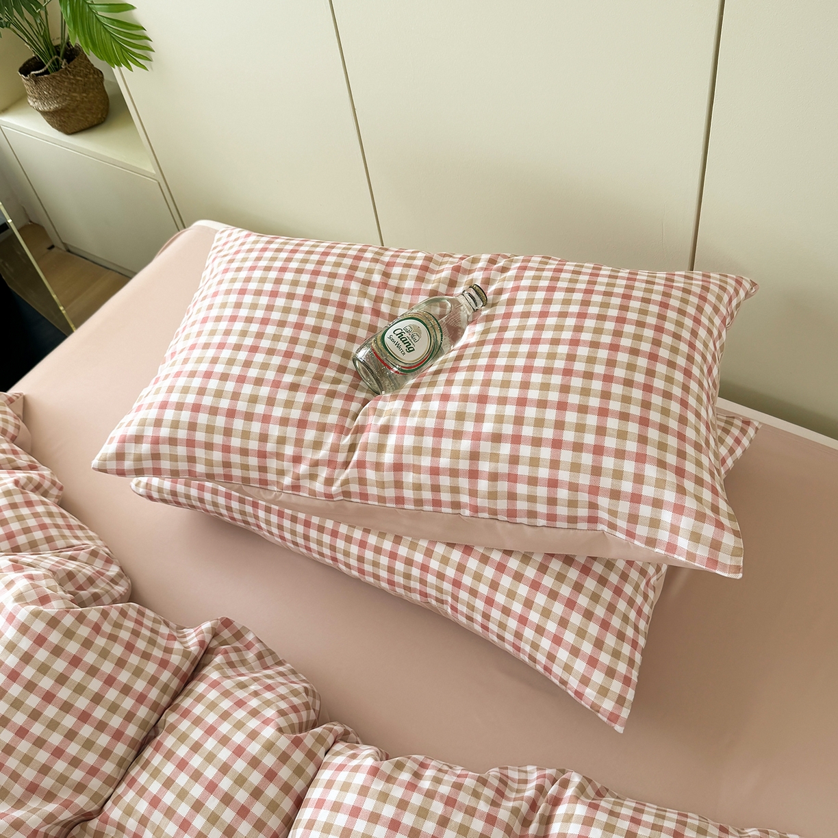 91家纺网 家纺一手货源 找家纺 十一家居 2025年秋冬新款A类亲肤云朵水洗棉无印风四件套-叙境系列 粉咖小格+粉玉