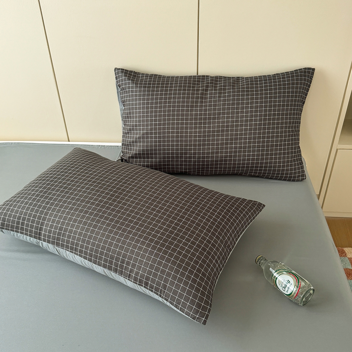 91家纺网 家纺一手货源 找家纺 十一家居 2025年秋冬新款A类亲肤云朵水洗棉无印风四件套-叙境系列 黑小格+铅灰