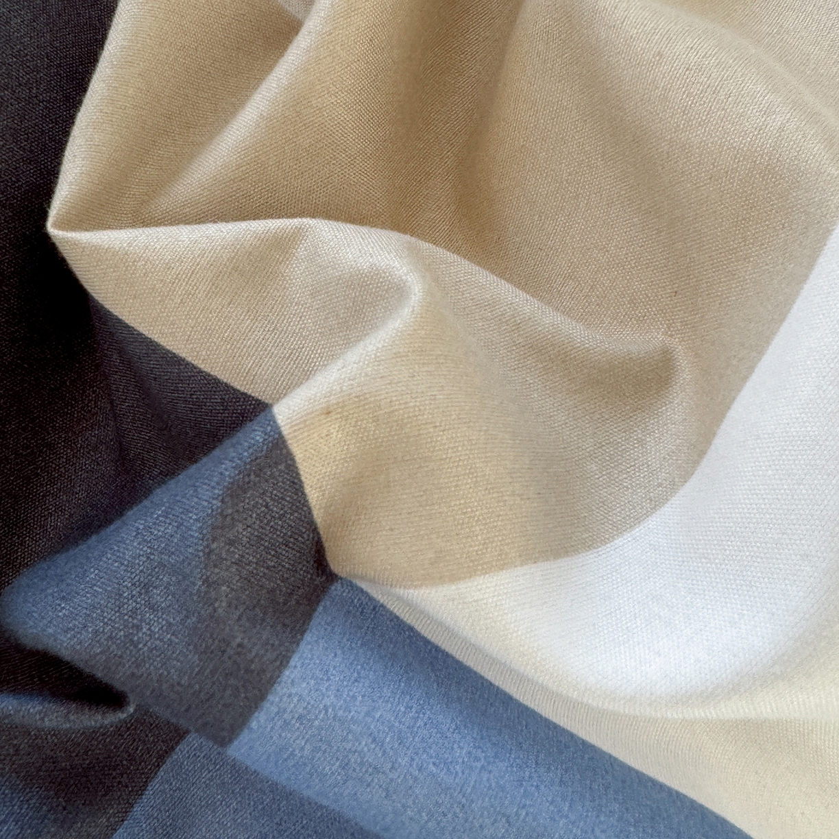 91家纺网 家纺一手货源 找家纺 十一家居 2025年秋冬新款A类亲肤云朵水洗棉无印风四件套-叙境系列 柏林蓝格+海青蓝