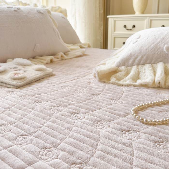 91家纺网 家纺一手货源 找家纺 宜凡家纺 2025新款兔绒提花牛奶绒夹棉床盖四件套 蝶舞 米色