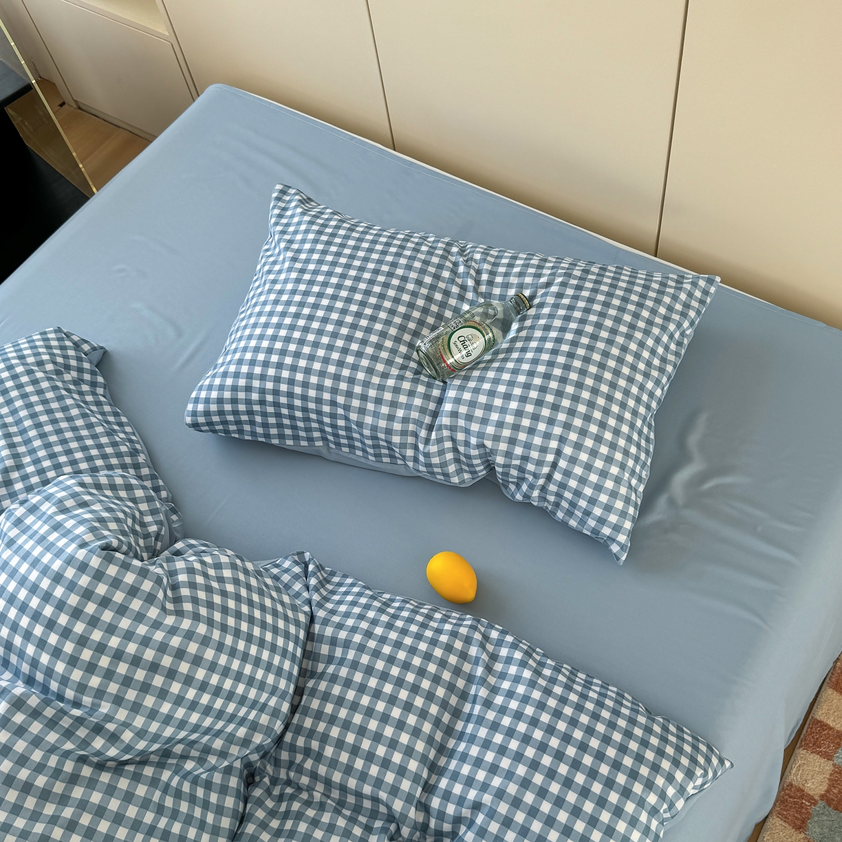 91家纺网 家纺一手货源 找家纺 十一家居 2025年秋冬新款A类亲肤云朵水洗棉无印风四件套-叙境系列 蓝小格+海青蓝