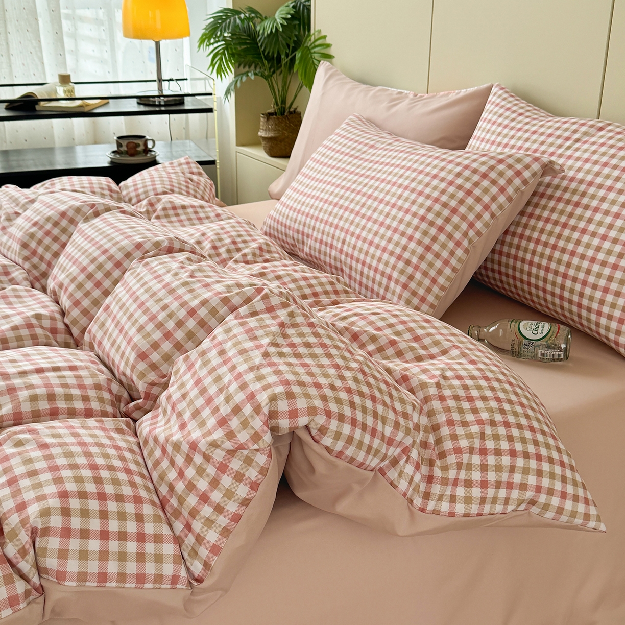 91家纺网 家纺一手货源 找家纺 十一家居 2025年秋冬新款A类亲肤云朵水洗棉无印风四件套-叙境系列 粉咖小格+粉玉