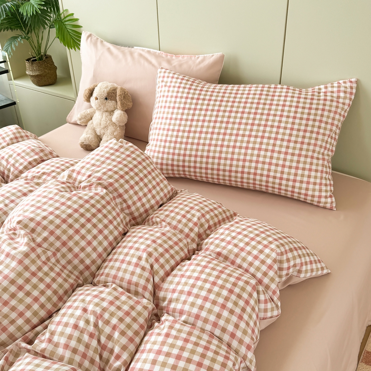 91家纺网 家纺一手货源 找家纺 十一家居 2025年秋冬新款A类亲肤云朵水洗棉无印风四件套-叙境系列 粉咖小格+粉玉