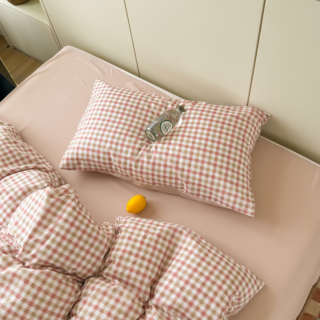 91家纺网 家纺一手货源 找家纺 十一家居 2025年秋冬新款A类亲肤云朵水洗棉无印风四件套-叙境系列 粉咖小格+粉玉