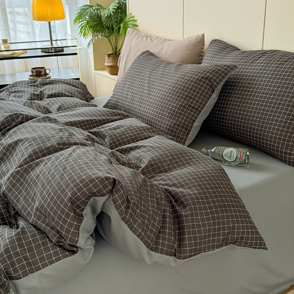 91家纺网 家纺一手货源 找家纺 十一家居 2025年秋冬新款A类亲肤云朵水洗棉无印风四件套-叙境系列 黑小格+铅灰