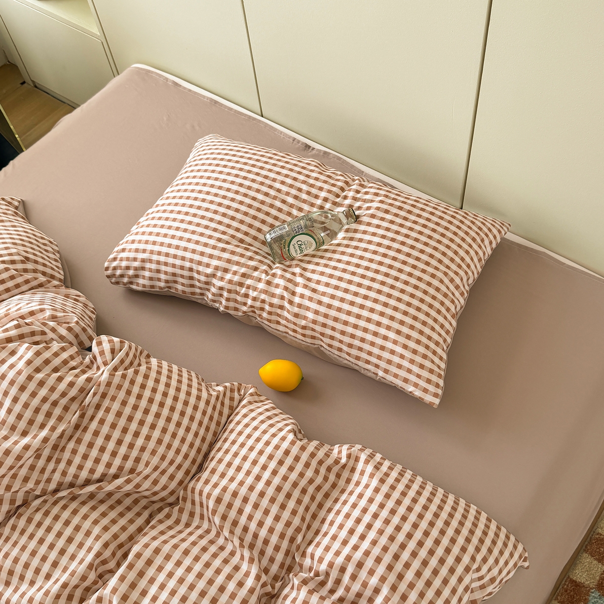 91家纺网 家纺一手货源 找家纺 十一家居 2025年秋冬新款A类亲肤云朵水洗棉无印风四件套-叙境系列 豆沙小格+粉玉