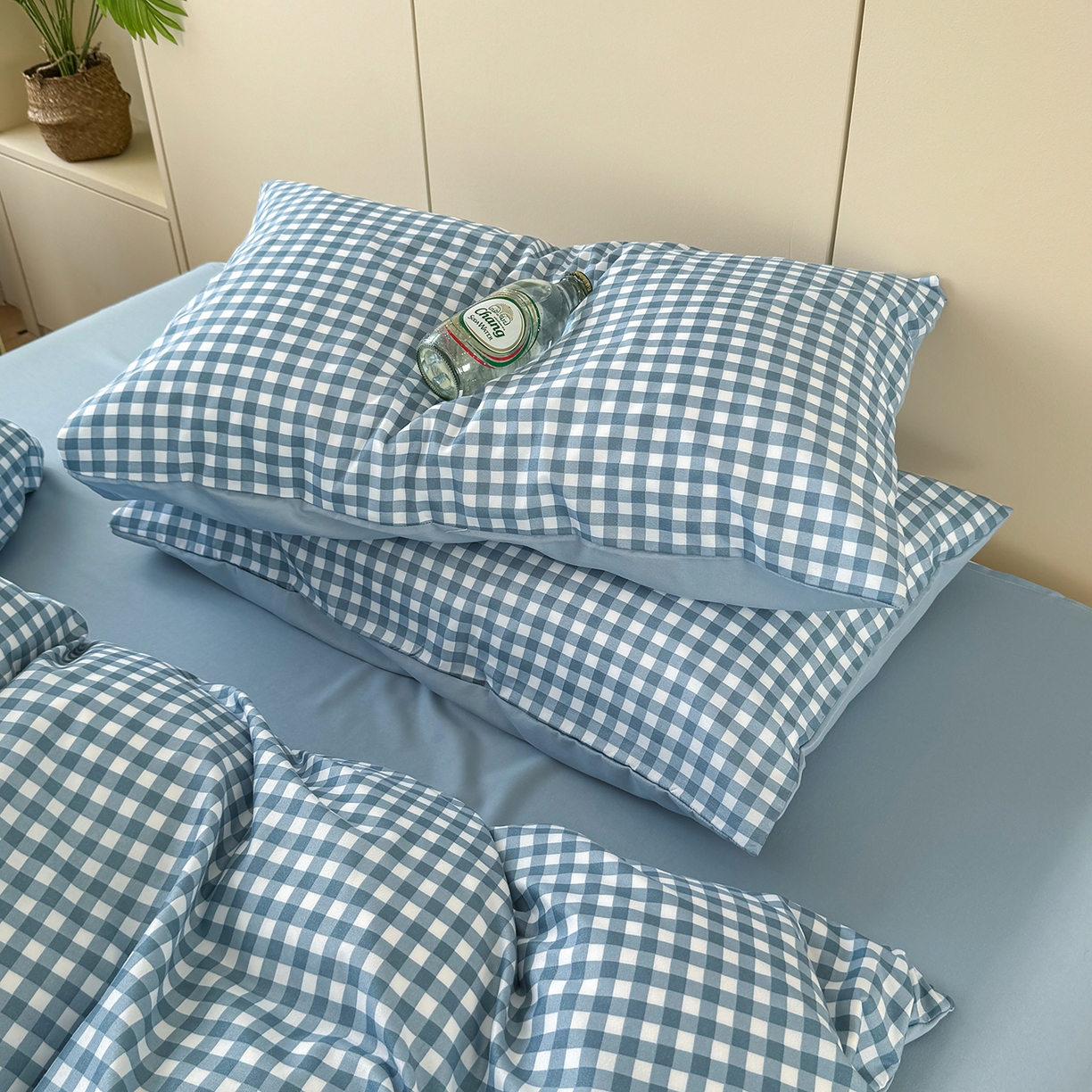 91家纺网 家纺一手货源 找家纺 十一家居 2025年秋冬新款A类亲肤云朵水洗棉无印风四件套-叙境系列 蓝小格+海青蓝