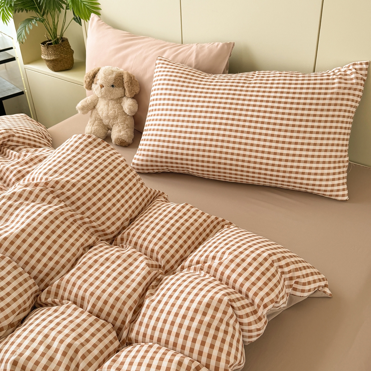 91家纺网 家纺一手货源 找家纺 十一家居 2025年秋冬新款A类亲肤云朵水洗棉无印风四件套-叙境系列 豆沙小格+粉玉