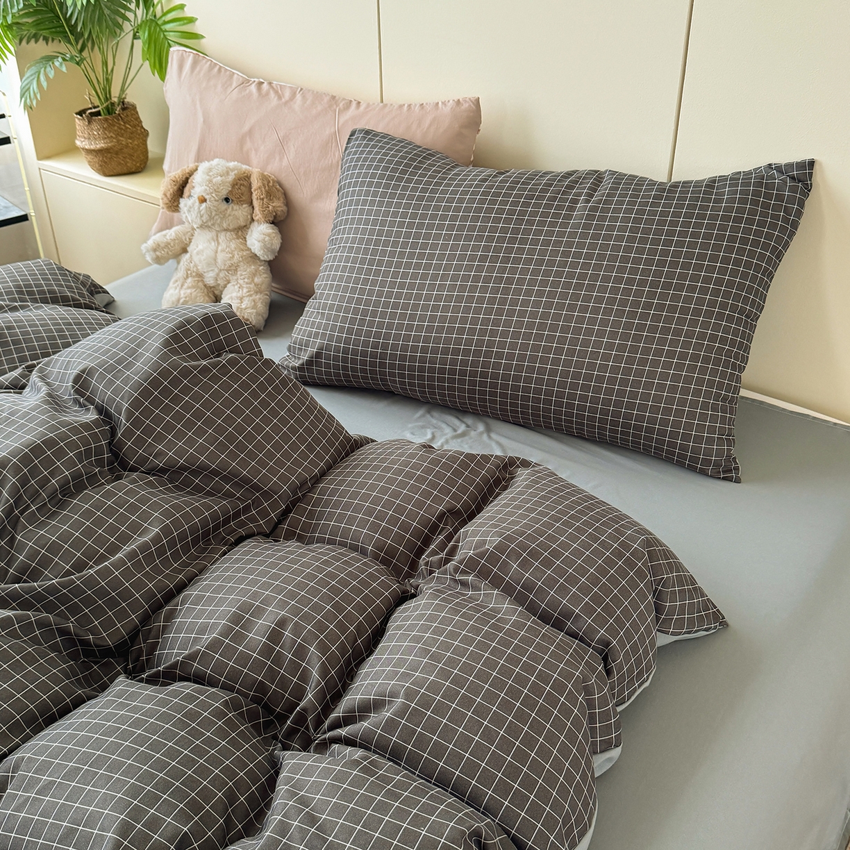 91家纺网 家纺一手货源 找家纺 十一家居 2025年秋冬新款A类亲肤云朵水洗棉无印风四件套-叙境系列 黑小格+铅灰