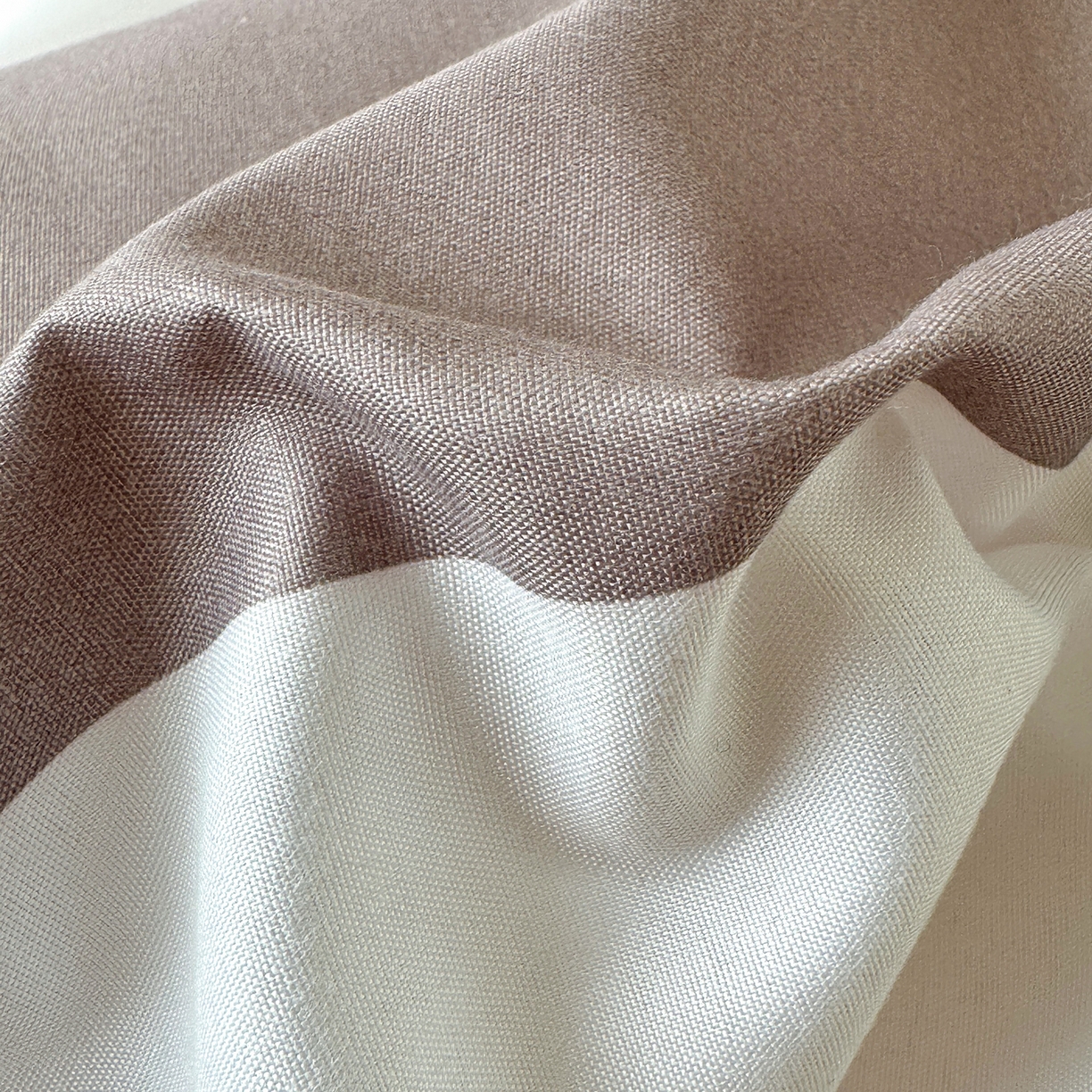 91家纺网 家纺一手货源 找家纺 十一家居 2025年秋冬新款A类亲肤云朵水洗棉无印风四件套-叙境系列 桃灰格+卡其