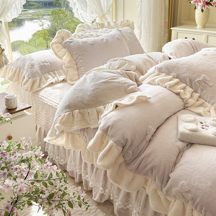 91家纺网 家纺一手货源 找家纺 宜凡家纺 2025新款兔绒提花牛奶绒夹棉床盖四件套 蝶舞 米色