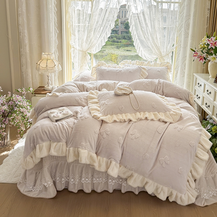 91家纺网 家纺一手货源 找家纺 宜凡家纺 2025新款兔绒提花牛奶绒夹棉床盖四件套 蝶舞 米色