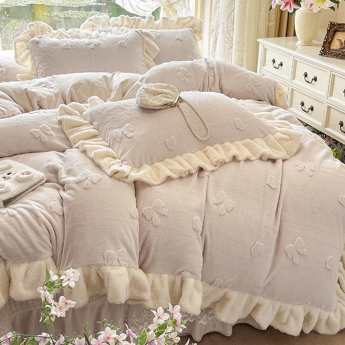 91家纺网 家纺一手货源 找家纺 宜凡家纺 2025新款兔绒提花牛奶绒夹棉床盖四件套 蝶舞 米色