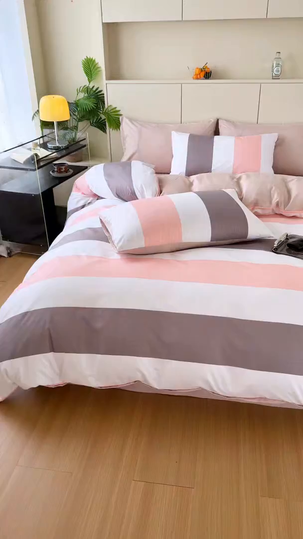 91家纺网 家纺一手货源 找家纺 十一家居 2025年秋冬新款A类亲肤云朵水洗棉无印风四件套-叙境系列 桃灰格+卡其