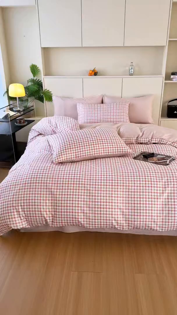 91家纺网 家纺一手货源 找家纺 十一家居 2025年秋冬新款A类亲肤云朵水洗棉无印风四件套-叙境系列 粉咖小格+粉玉