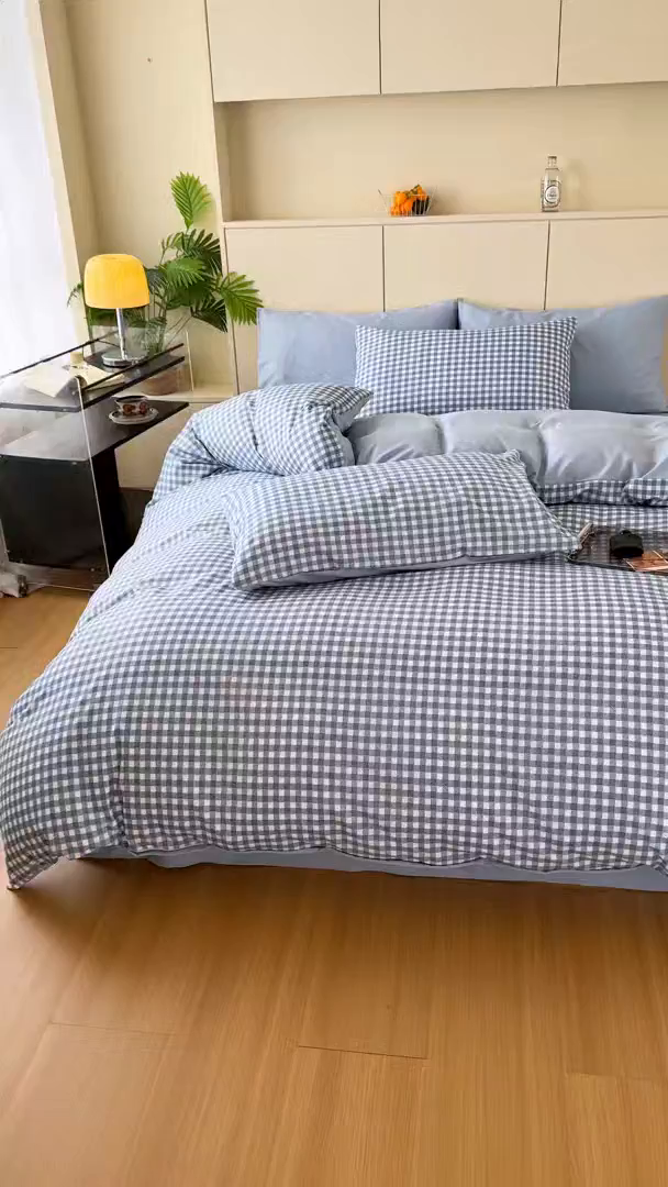 91家纺网 家纺一手货源 找家纺 十一家居 2025年秋冬新款A类亲肤云朵水洗棉无印风四件套-叙境系列 蓝小格+海青蓝