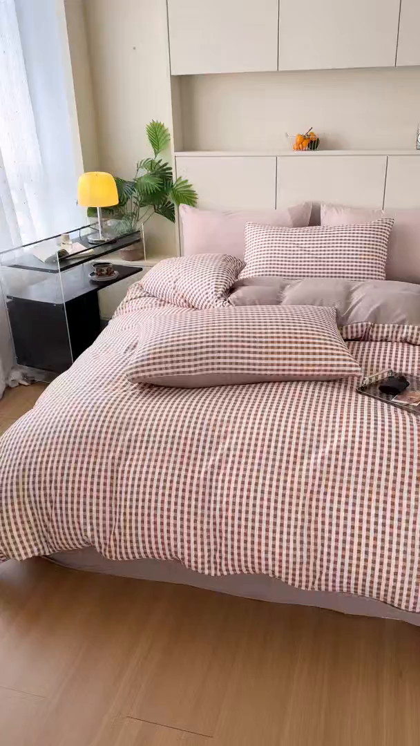 91家纺网 家纺一手货源 找家纺 十一家居 2025年秋冬新款A类亲肤云朵水洗棉无印风四件套-叙境系列 豆沙小格+粉玉