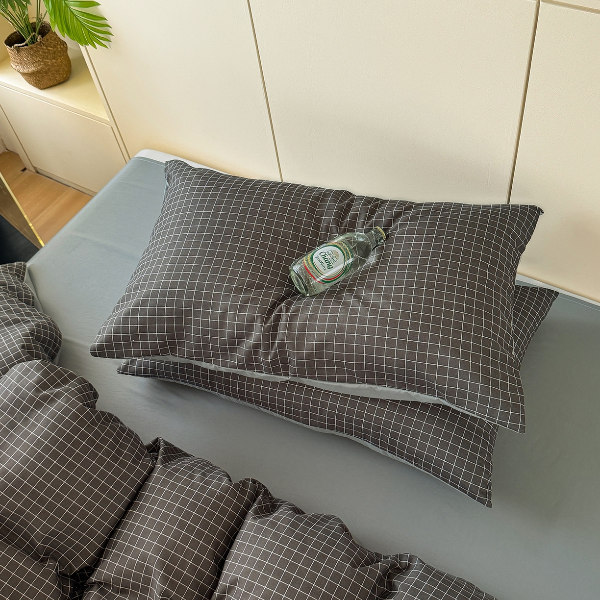 91家纺网 家纺一手货源 找家纺 十一家居 2025年秋冬新款A类亲肤云朵水洗棉无印风四件套-叙境系列 黑小格+铅灰