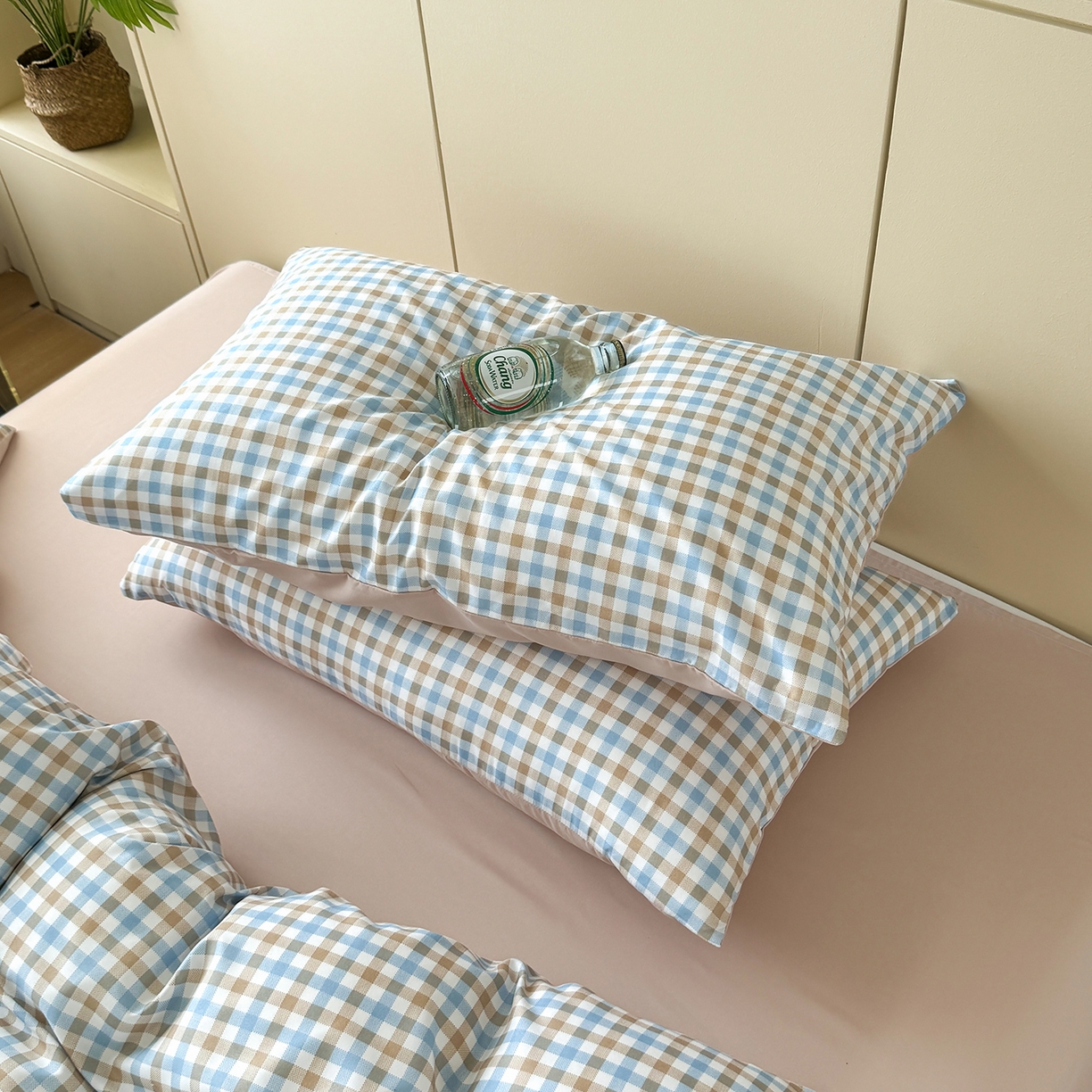 91家纺网 家纺一手货源 找家纺 十一家居 2025年秋冬新款A类亲肤云朵水洗棉无印风四件套-叙境系列 蓝咖小格+咖色