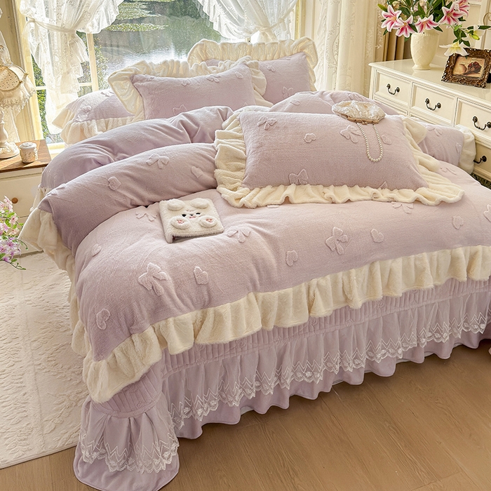 91家纺网 家纺一手货源 找家纺 宜凡家纺 2025新款兔绒提花牛奶绒夹棉床盖四件套 蝶舞 浅紫