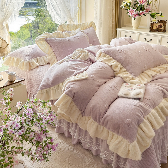 91家纺网 家纺一手货源 找家纺 宜凡家纺 2025新款兔绒提花牛奶绒夹棉床盖四件套 蝶舞 浅紫