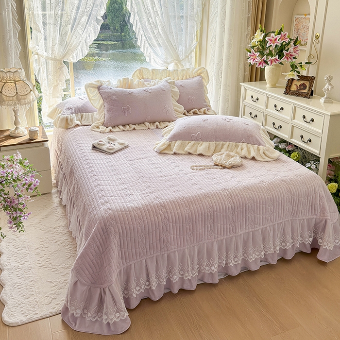 91家纺网 家纺一手货源 找家纺 宜凡家纺 2025新款兔绒提花牛奶绒夹棉床盖四件套 蝶舞 浅紫