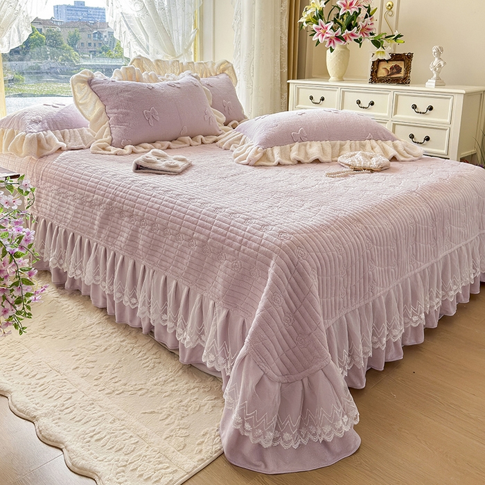 91家纺网 家纺一手货源 找家纺 宜凡家纺 2025新款兔绒提花牛奶绒夹棉床盖四件套 蝶舞 浅紫