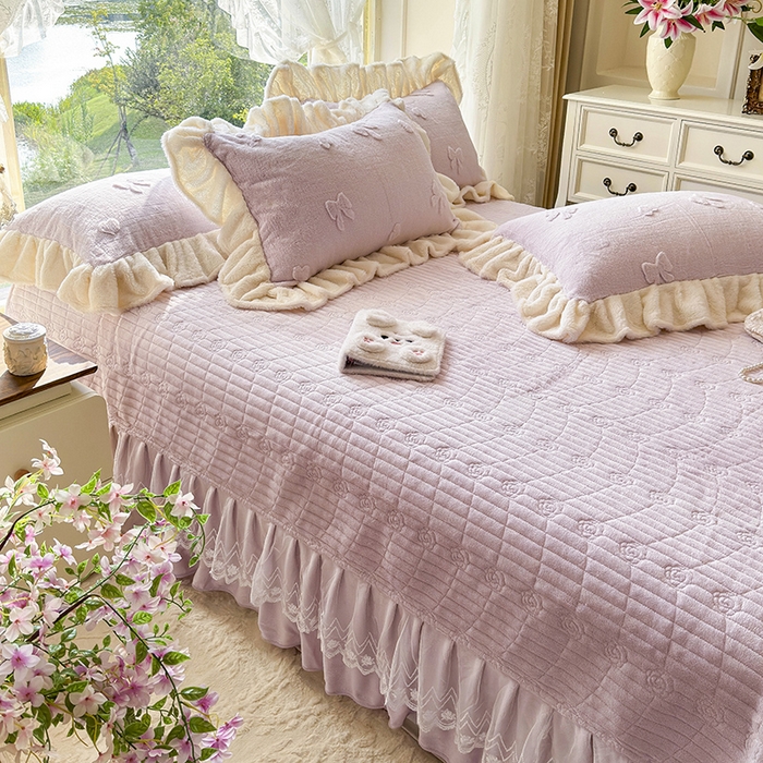 91家纺网 家纺一手货源 找家纺 宜凡家纺 2025新款兔绒提花牛奶绒夹棉床盖四件套 蝶舞 浅紫