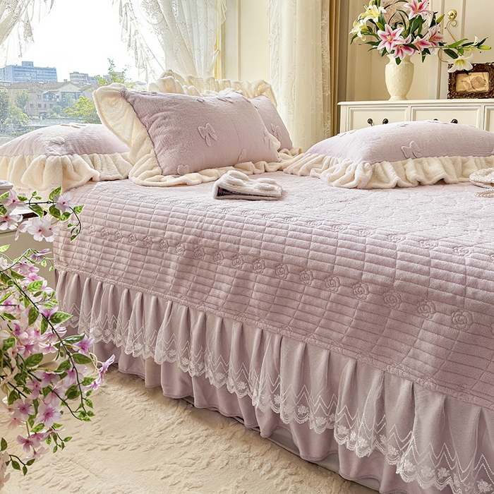 91家纺网 家纺一手货源 找家纺 宜凡家纺 2025新款兔绒提花牛奶绒夹棉床盖四件套 蝶舞 浅紫