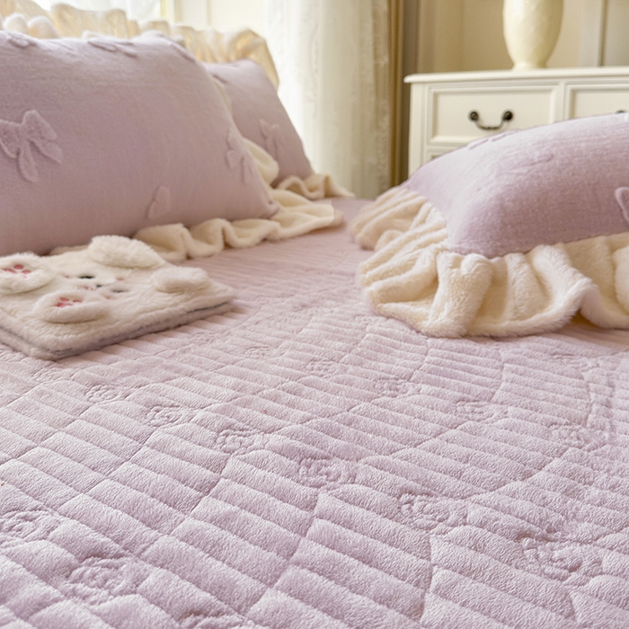 91家纺网 家纺一手货源 找家纺 宜凡家纺 2025新款兔绒提花牛奶绒夹棉床盖四件套 蝶舞 浅紫