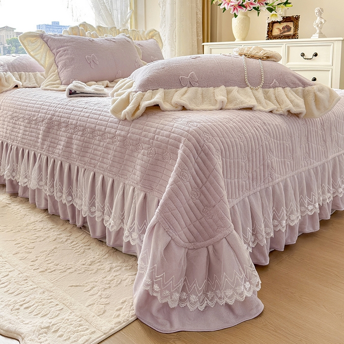 91家纺网 家纺一手货源 找家纺 宜凡家纺 2025新款兔绒提花牛奶绒夹棉床盖四件套 蝶舞 浅紫