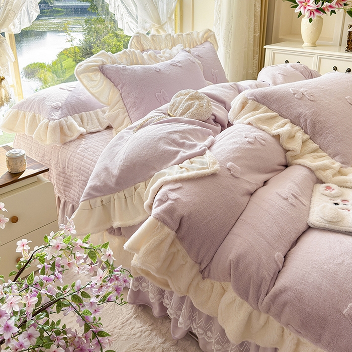 91家纺网 家纺一手货源 找家纺 宜凡家纺 2025新款兔绒提花牛奶绒夹棉床盖四件套 蝶舞 浅紫