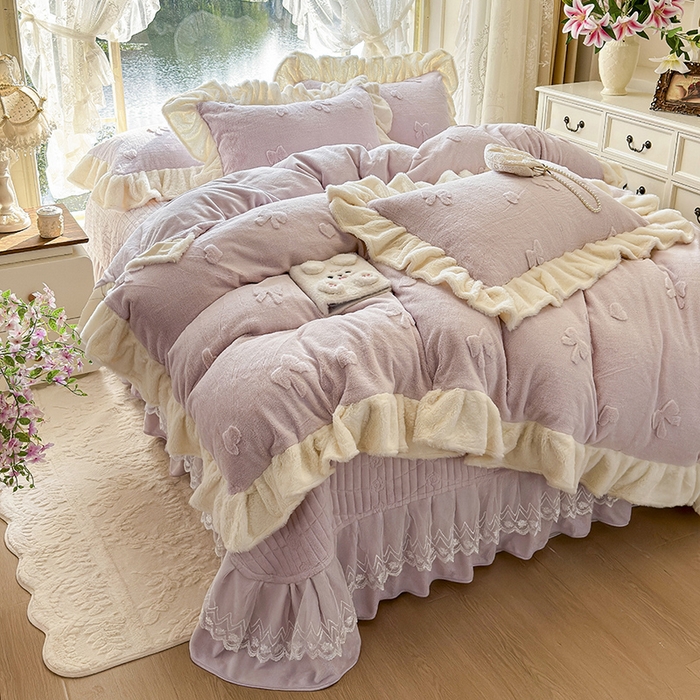 91家纺网 家纺一手货源 找家纺 宜凡家纺 2025新款兔绒提花牛奶绒夹棉床盖四件套 蝶舞 浅紫
