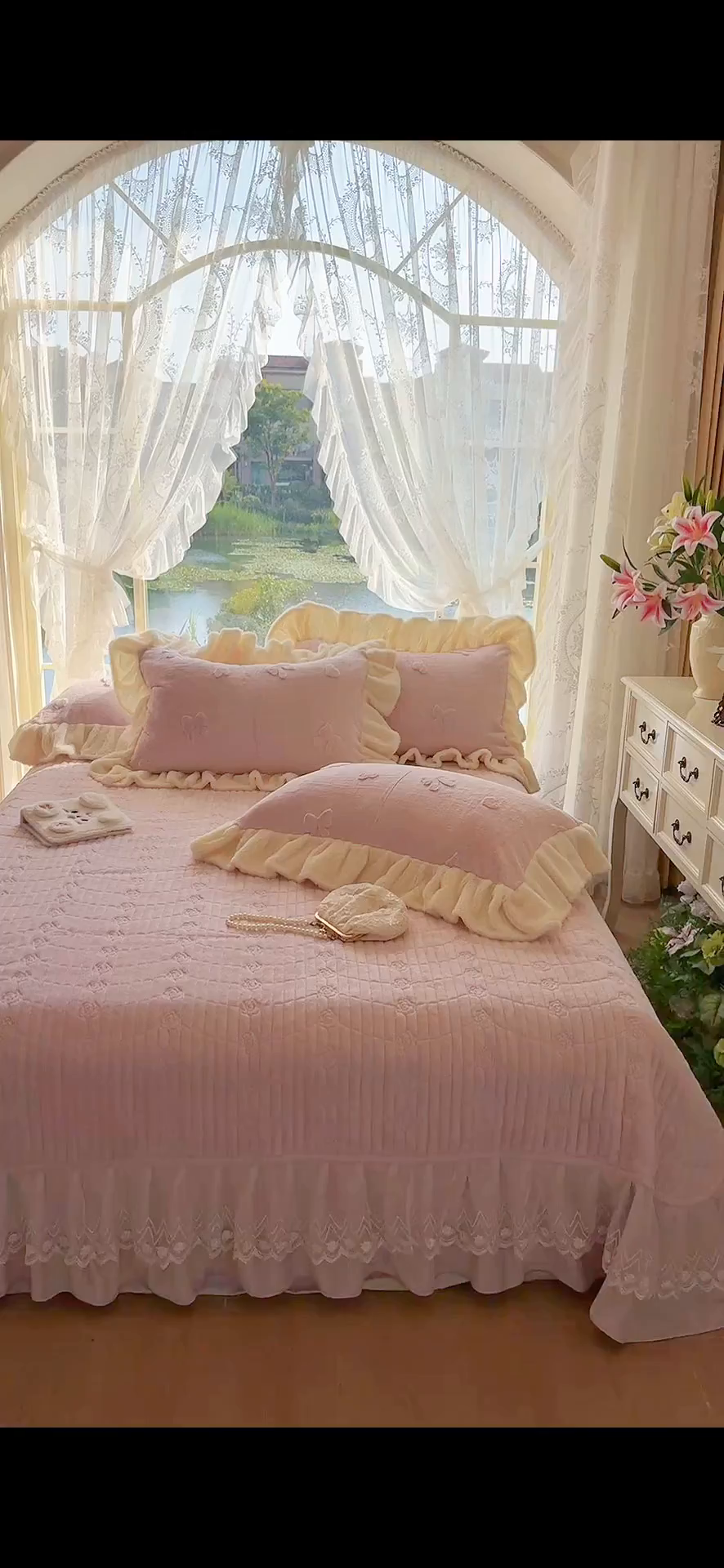 91家纺网 家纺一手货源 找家纺 宜凡家纺 2025新款兔绒提花牛奶绒夹棉床盖四件套 蝶舞 浅紫