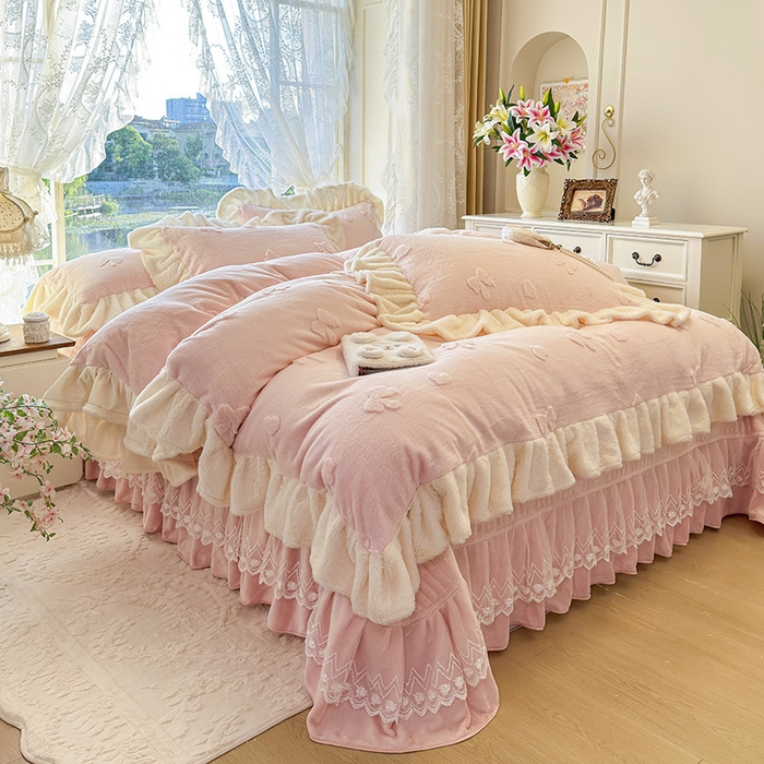 91家纺网 家纺一手货源 找家纺 宜凡家纺 2025新款兔绒提花牛奶绒夹棉床盖四件套 蝶舞 玉色