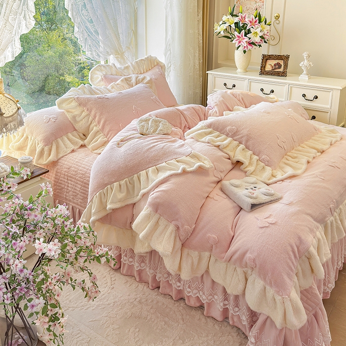 91家纺网 家纺一手货源 找家纺 宜凡家纺 2025新款兔绒提花牛奶绒夹棉床盖四件套 蝶舞 玉色