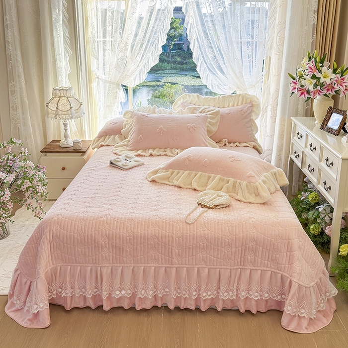 91家纺网 家纺一手货源 找家纺 宜凡家纺 2025新款兔绒提花牛奶绒夹棉床盖四件套 蝶舞 玉色