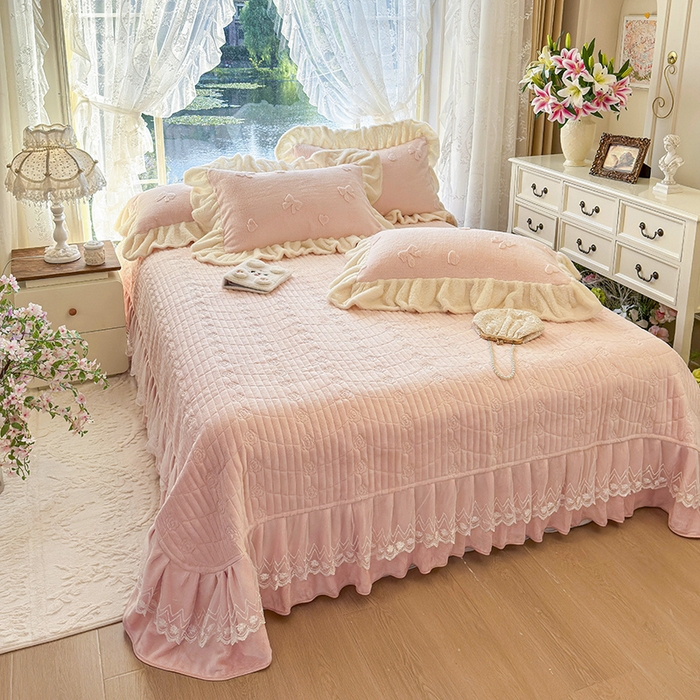 91家纺网 家纺一手货源 找家纺 宜凡家纺 2025新款兔绒提花牛奶绒夹棉床盖四件套 蝶舞 玉色