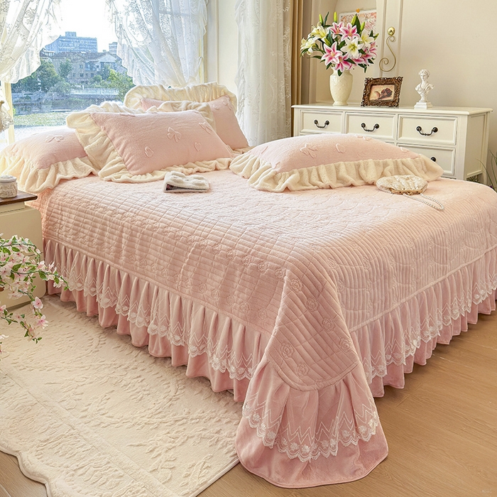 91家纺网 家纺一手货源 找家纺 宜凡家纺 2025新款兔绒提花牛奶绒夹棉床盖四件套 蝶舞 玉色