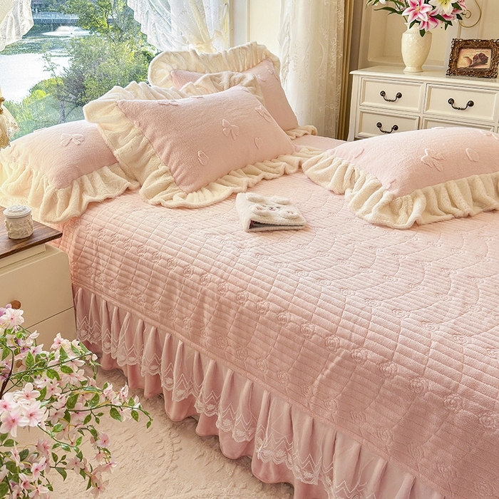 91家纺网 家纺一手货源 找家纺 宜凡家纺 2025新款兔绒提花牛奶绒夹棉床盖四件套 蝶舞 玉色