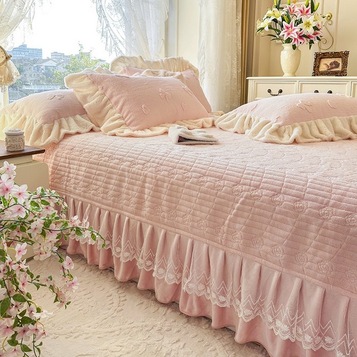 91家纺网 家纺一手货源 找家纺 宜凡家纺 2025新款兔绒提花牛奶绒夹棉床盖四件套 蝶舞 玉色