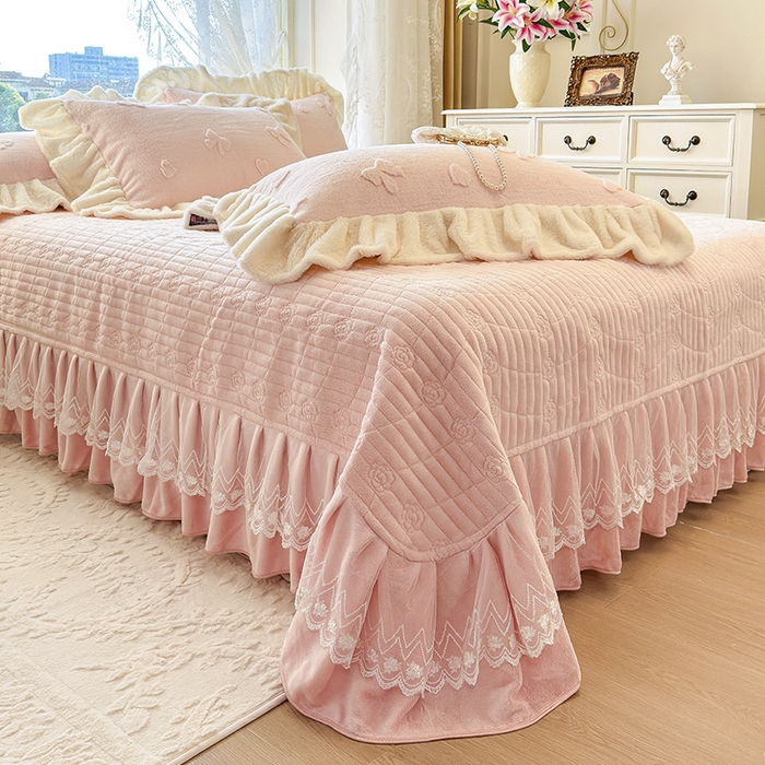 91家纺网 家纺一手货源 找家纺 宜凡家纺 2025新款兔绒提花牛奶绒夹棉床盖四件套 蝶舞 玉色