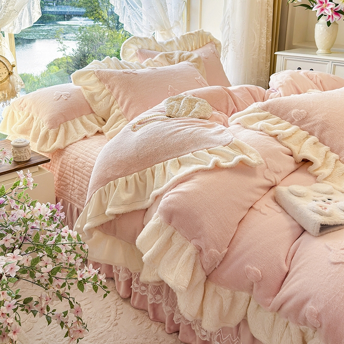 91家纺网 家纺一手货源 找家纺 宜凡家纺 2025新款兔绒提花牛奶绒夹棉床盖四件套 蝶舞 玉色