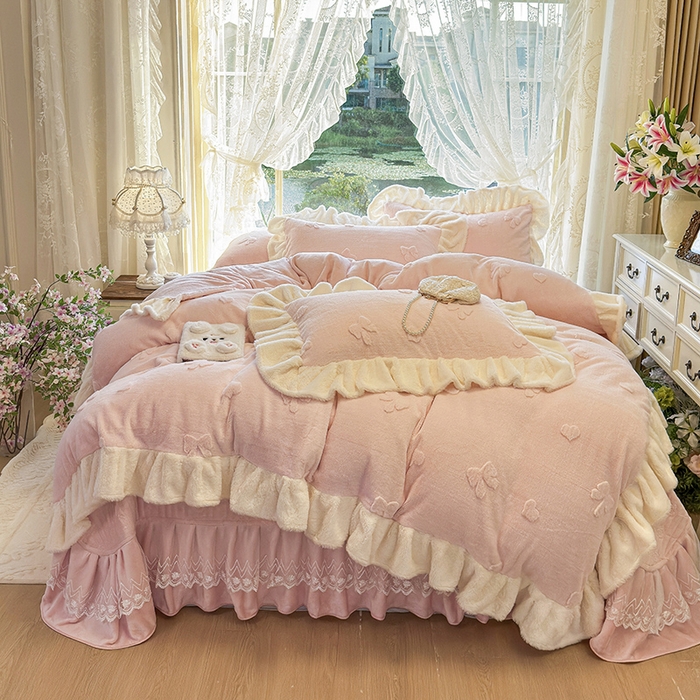 91家纺网 家纺一手货源 找家纺 宜凡家纺 2025新款兔绒提花牛奶绒夹棉床盖四件套 蝶舞 玉色